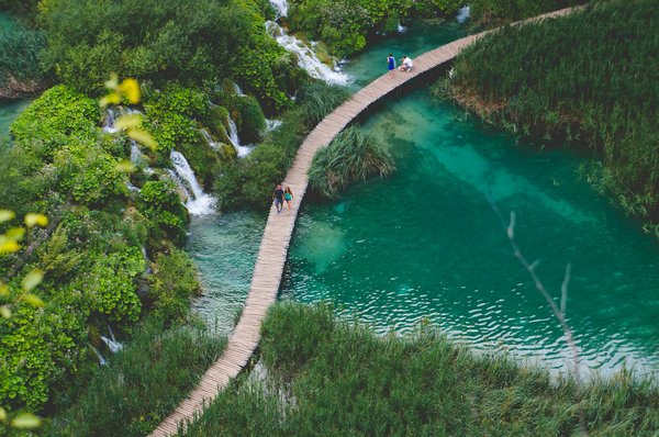Quels sont les secrets pour une randonnée réussie dans le parc national des lacs de Plitvice, Croatie?
